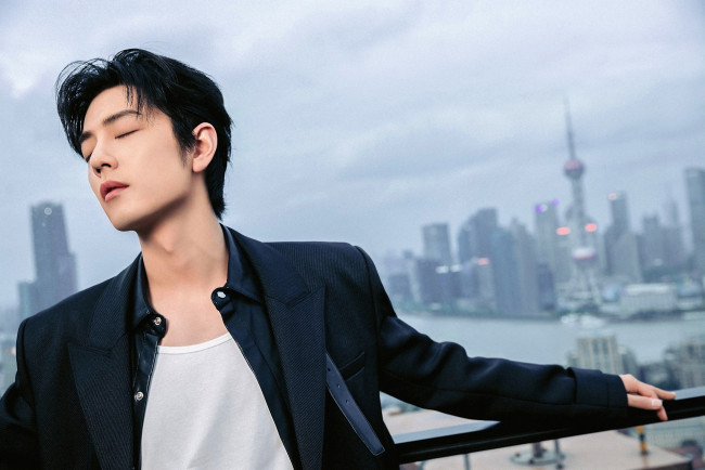Обои картинки фото мужчины, xiao zhan, актер, пиджак, город, панорама