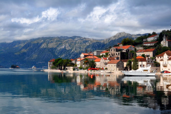 Картинка пераст Черногория города пейзажи пальмы море дома горы яхты