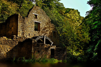 Картинка разное развалины руины металлолом стена колесо вода деревья