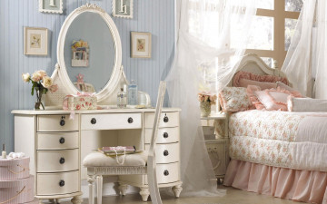 Картинка интерьер спальня комод оборки розовая подушки картины зеркало
