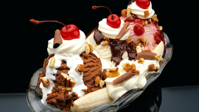 Обои картинки фото еда, мороженое,  десерты, сироп, орехи, вишни