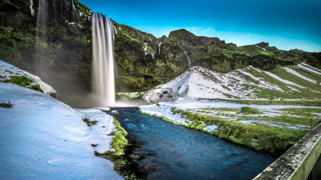 Обои картинки фото природа, водопады, seljalandsfoss, waterfall, мост, снег, исландия, водопад, трава, скалы