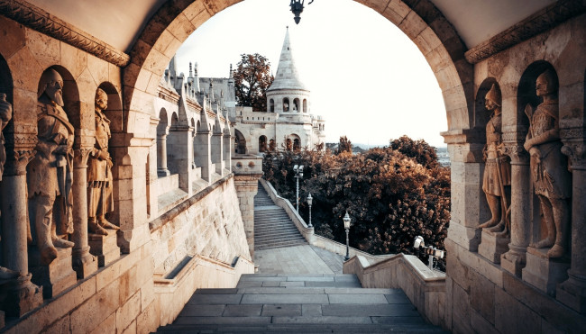 Обои картинки фото города, будапешт , венгрия, лестница, статуи, замок, будапешт