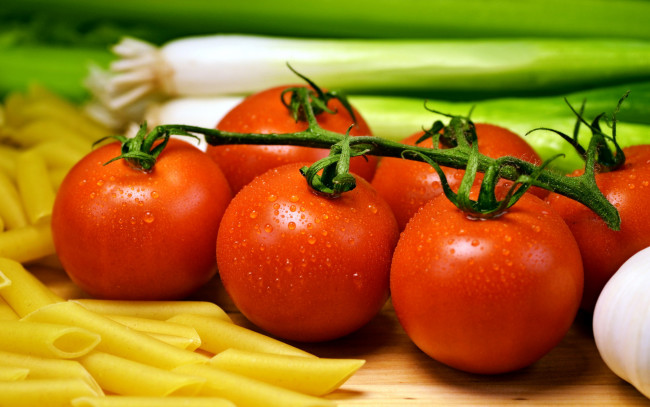Обои картинки фото еда, разное, лук, томаты, помидоры, макароны