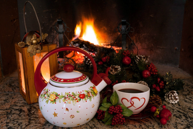 Обои картинки фото праздничные, угощения, фонарь, камин, шишки, чай, чашка, заварник, огонь