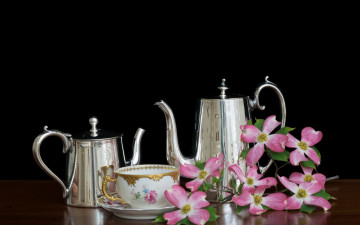 Картинка еда натюрморт на черном фоне столе Чайники с чашкой цветами