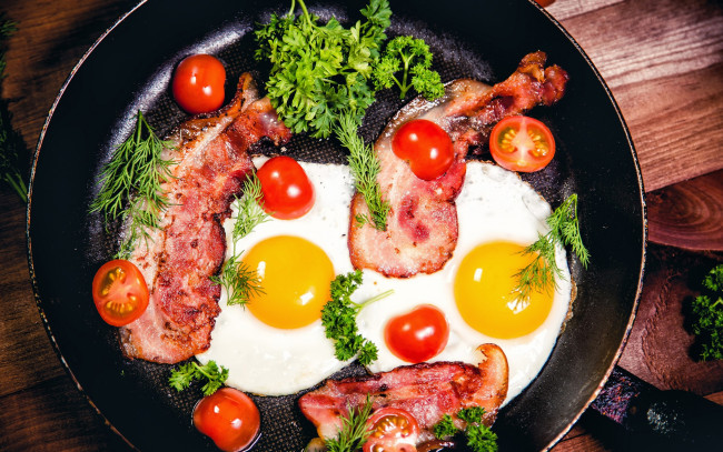 Обои картинки фото еда, Яичные блюда, зелень, яйца, яичница, помидоры, сковорода, бекон, томаты