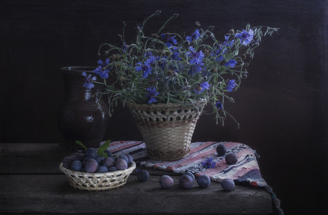 Обои картинки фото еда, натюрморт, слива, васильки, синие, кувшин, голубые, темный, фон, цветы