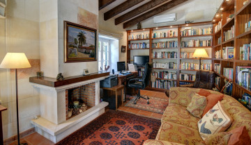 Картинка интерьер кабинет +библиотека +офис камин книжные полки письменный стол диван
