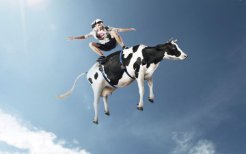 Картинка юмор+и+приколы парень корова небо полет