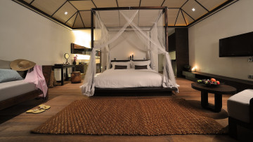 Картинка интерьер спальня дизайн комната кровать подушки ковер стол фрукты шляпа сланцы