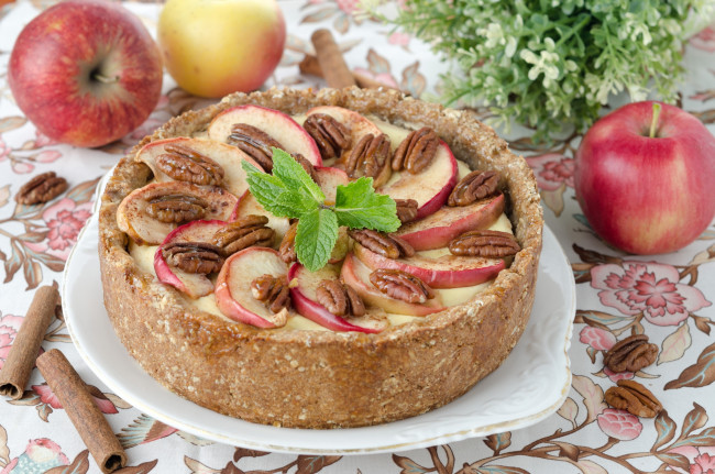 Обои картинки фото еда, пироги, яблоки, мята, корица, орехи, пекан, яблочный, пирог