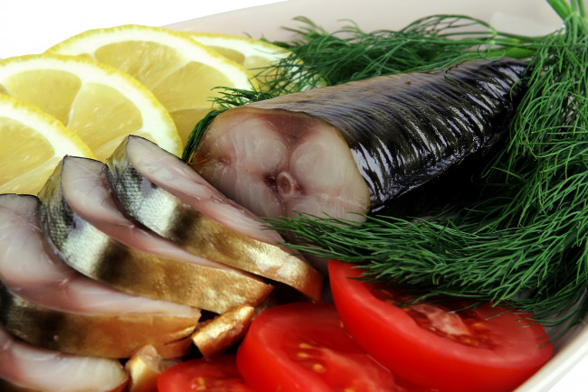 Обои картинки фото еда, рыба, морепродукты, суши, роллы, скумбрия, лук, зелень, помидоры, томаты