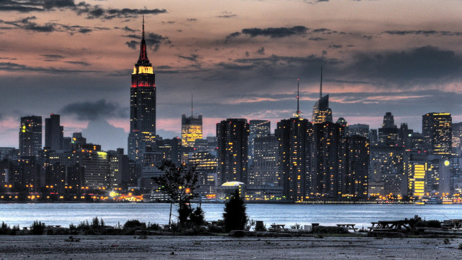 Обои картинки фото города, нью-йорк , сша, закат, вечер, озеро, огни, здания, дома, облака