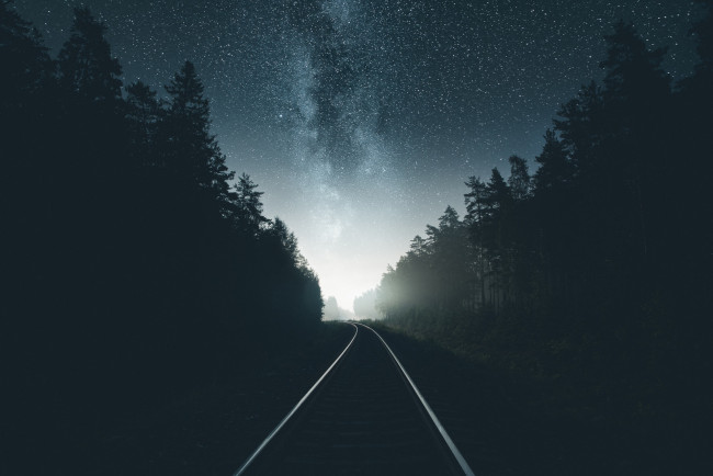 Обои картинки фото разное, транспортные средства и магистрали, железная, дорога, небо, звезды, млечный, путь, лес, ночь