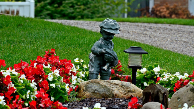 Обои картинки фото разное, садовые и парковые скульптуры, мальчик, фигура, камни, фонарь
