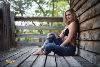 Картинка девушки -unsort+ блондинки +светловолосые татуировка деревянная поверхность сидя блондинка порванные джинсы бикини сверху roaming photo studio