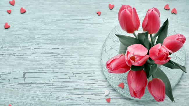 Обои картинки фото цветы, тюльпаны, ваза, сердечки