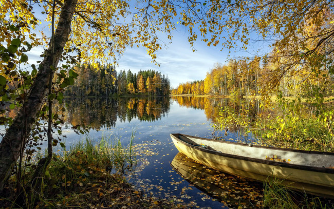 Обои картинки фото корабли, лодки,  шлюпки, река, лодка, осень, листопад