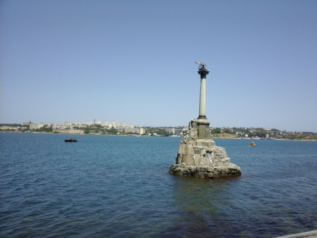 Обои картинки фото севастополь, города, - исторические,  архитектурные памятники, море, город, скала, памятник