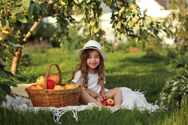 Обои картинки фото разное, дети, девочка, шляпа, яблоки, корзина