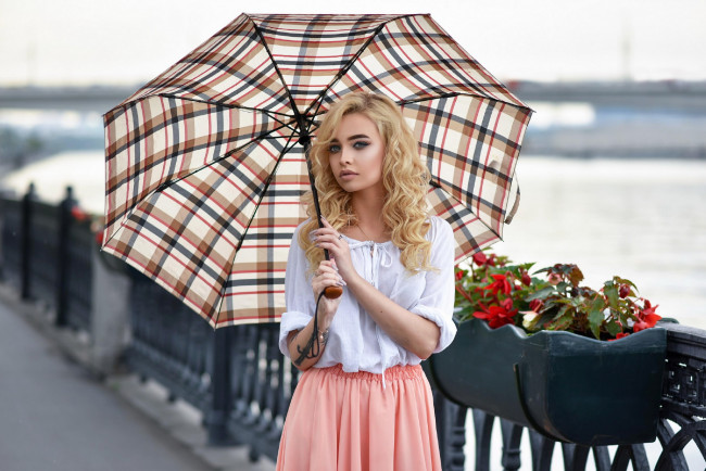 Обои картинки фото девушки, анастасия заярова, блондинка, локоны, зонтик