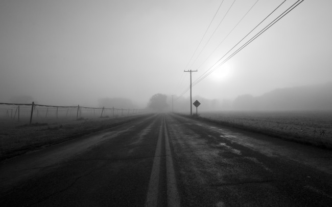 Обои картинки фото разное, транспортные, средства, магистрали, дорога, знак, туман, дымка, столбы, провода