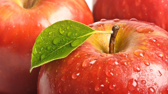 Обои картинки фото Яблоки, еда, яблоки, красные, капли, листик