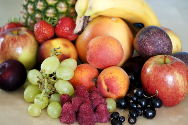 Обои картинки фото еда, фрукты, ягоды, малина, смородина, абрикосы, яблоко, сливы, виноград