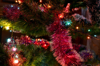 Картинка праздничные мишура +гирлянды +цветы лампочки елка игрушки
