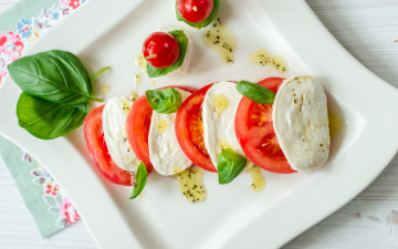 Картинка еда салаты +закуски соус помидоры базилик моцарелла
