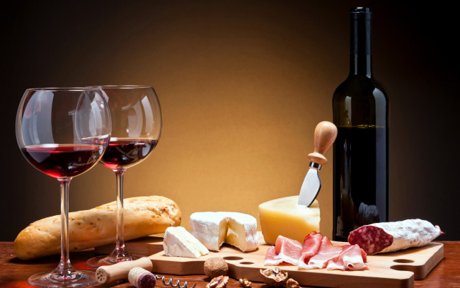 Обои картинки фото еда, разное, вино, багет, сыр, орехи, ветчина, колбаса