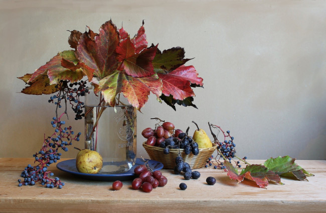 Обои картинки фото еда, фрукты,  ягоды, виноград, груша, листья