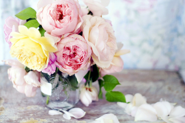 Обои картинки фото цветы, розы, лепестки, букет, ваза