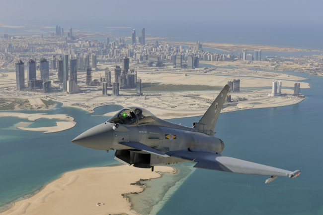 Обои картинки фото eurofighter typhoon, авиация, боевые самолёты, полет, истребитель, город, многоцелевой