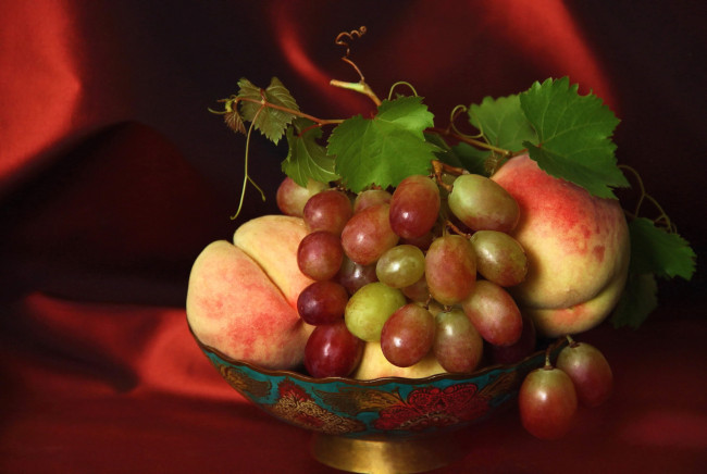 Обои картинки фото еда, фрукты,  ягоды, персики, виноград