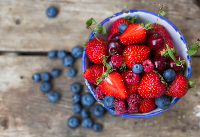 Обои картинки фото еда, фрукты,  ягоды, вишни, черника, голубика, малина, тарелка, ягоды, клубника