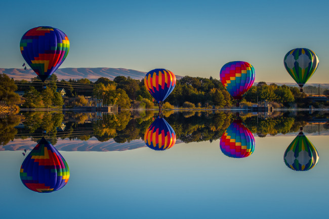 Обои картинки фото авиация, воздушные шары, берег, горы, озеро, воздушные, шары, отражение, небо
