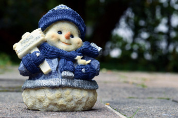 Картинка праздничные снеговики шапочка надпись шарф