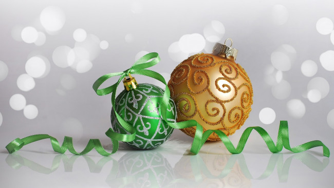 Обои картинки фото праздничные, шары, зеленый, золотистый, шарики, лента, бант