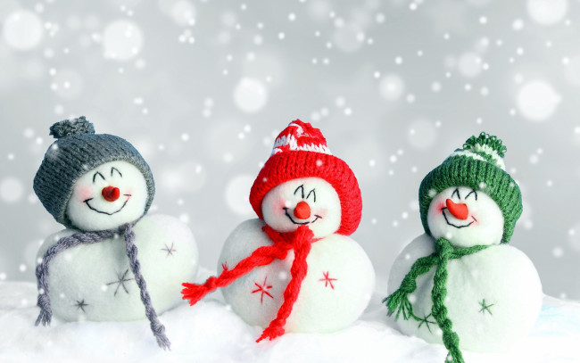 Обои картинки фото праздничные, снеговики, шапочки