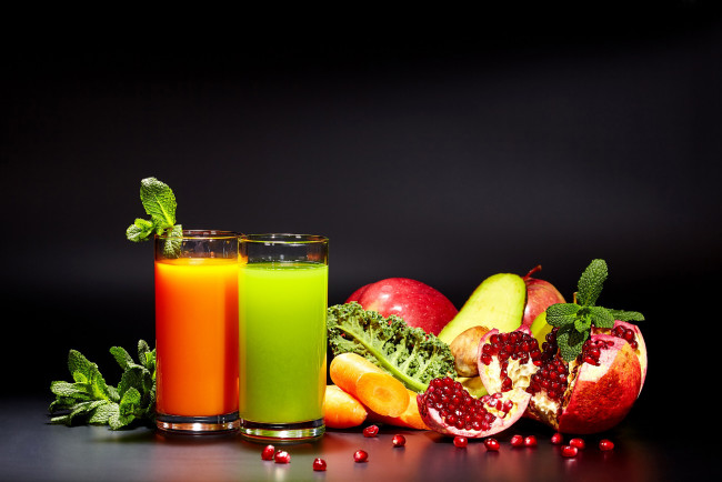 Обои картинки фото еда, напитки,  сок, фрукты, мята, сок, морковь, гранат