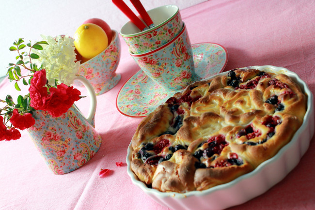 Обои картинки фото еда, пироги, ваза, лимон, ягодный, цветы, пирог
