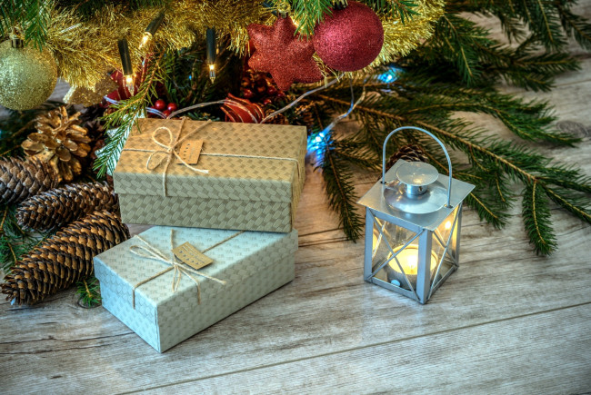 Обои картинки фото праздничные, подарки и коробочки, коробки, подарки, свеча, шишки, елка