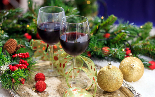 Обои картинки фото праздничные, угощения, вино, бокалы, шарики