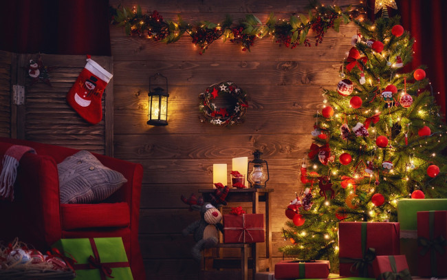 Обои картинки фото праздничные, Ёлки, кресло, ёлка, гирлянда, рождество, керосинка, фонарь, подарки, подушка, праздник, лампа, комната, коробки, носок, новый, год, игрушки, огни