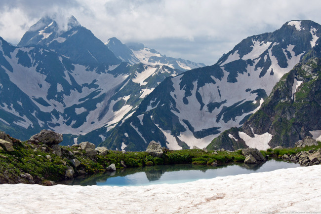 Обои картинки фото горы, природа, снег, камни, озеро