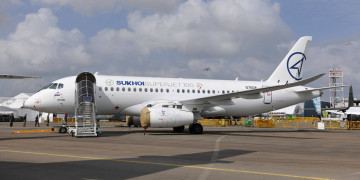 обоя sukhoi superjet 100, авиация, пассажирские самолёты, аэропорт, superjet, 100, sukhoi, сухой, самолет