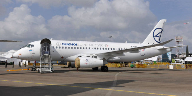 Обои картинки фото sukhoi superjet 100, авиация, пассажирские самолёты, аэропорт, superjet, 100, sukhoi, сухой, самолет