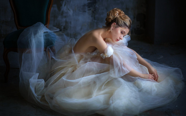 Обои картинки фото девушки, -unsort , невесты, платье, темный, фон, балерина, ксения кокорева